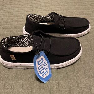 Hey Dude
Black odyssey
Size 9